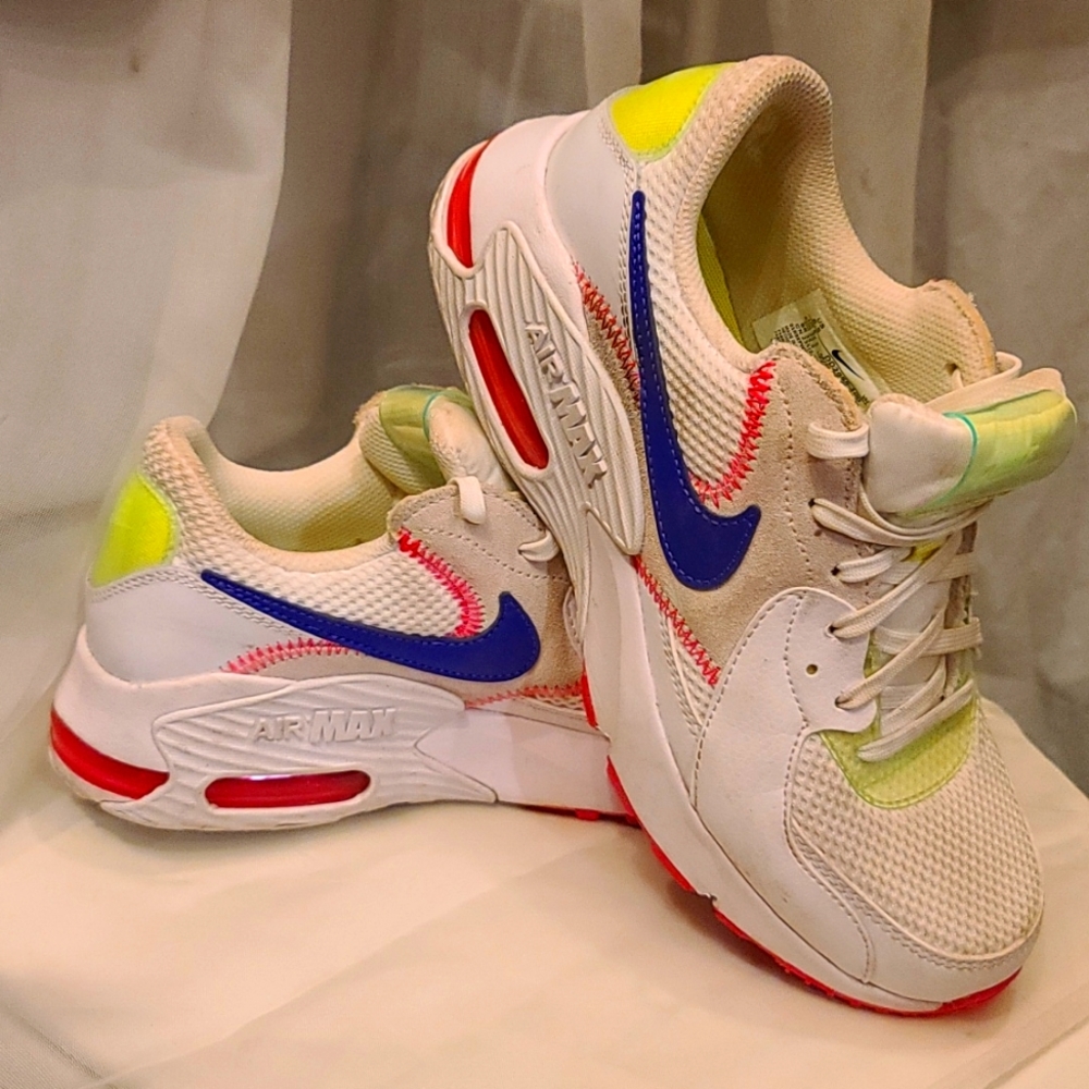 Cute and comfy Air Max Nikes women's size 6.5